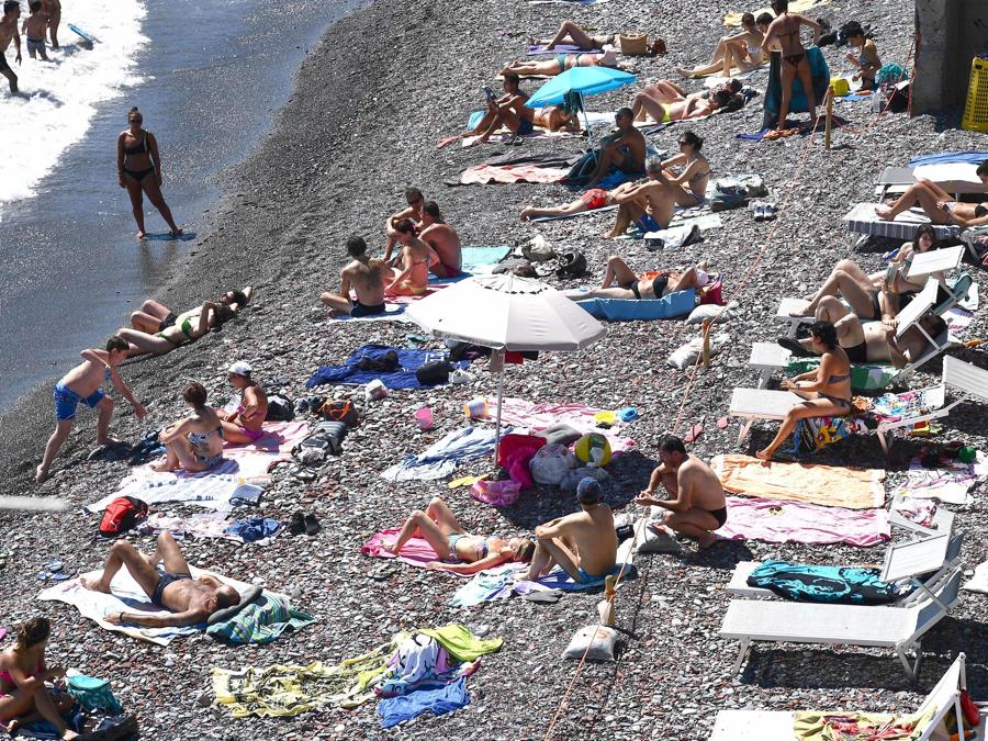 Spiagge libere molto affollate nonostante gli ingressi contingentati a numero chiuso sulle spiagge libere genovesi. (ANSA)