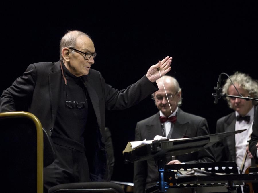 Ennio Morricone dirige la sua orchestra (EPA/BALAZS MOHAI)