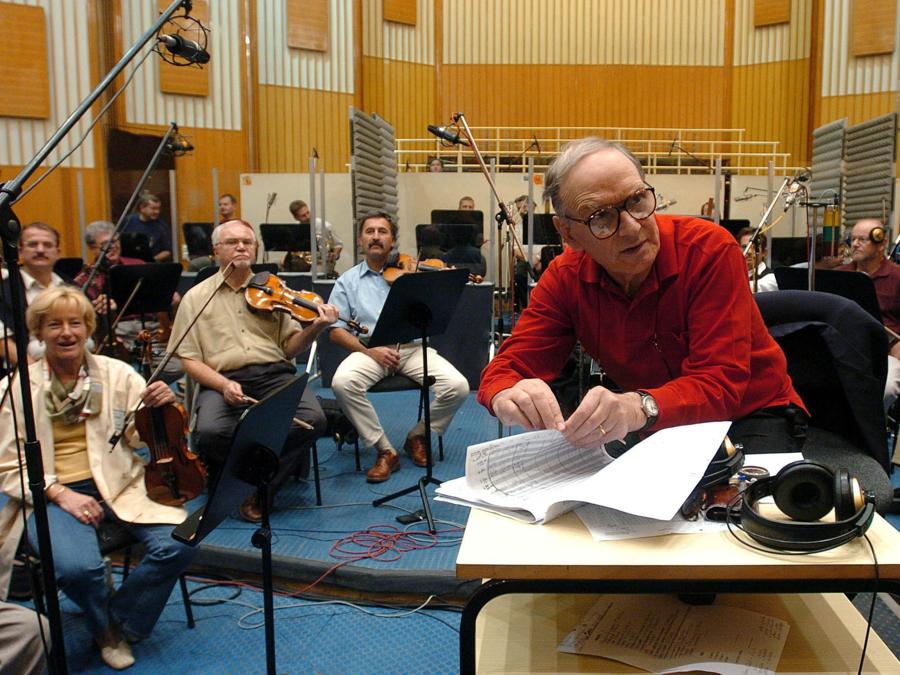 Ennio Morricone dirige la sua orchestra (EPA/SZILARD KOSZTICSAK)