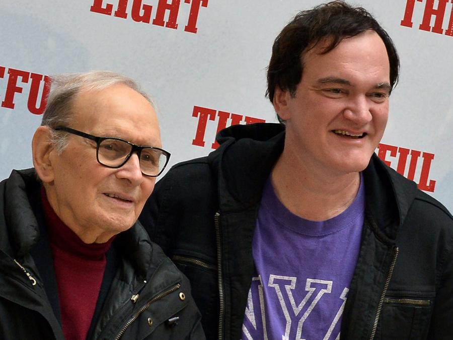 Quentin Tarantino insieme a Ennio Morricone (Photo by TIZIANA FABI / AFP)