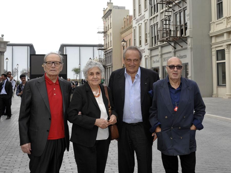 Da sinistra, Ennio Morricone, la moglie Maria Travia, Luigi Abete e Carlo Rambaldi (Imagoeconomica)