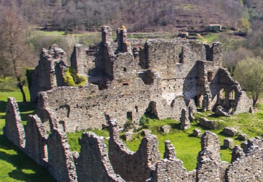 Ecco il confronto tra le rovine di oggi e come probabilmente si presentava l'abbazia di Corazzo nel XVIII secolo