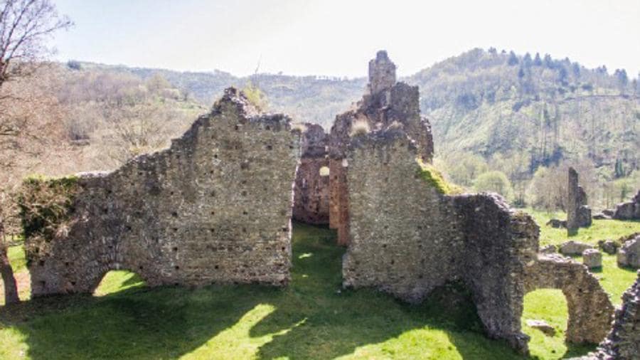 Ecco il confronto tra le rovine di oggi e come probabilmente si presentava l'abbazia di Corazzo nel XVIII secolo