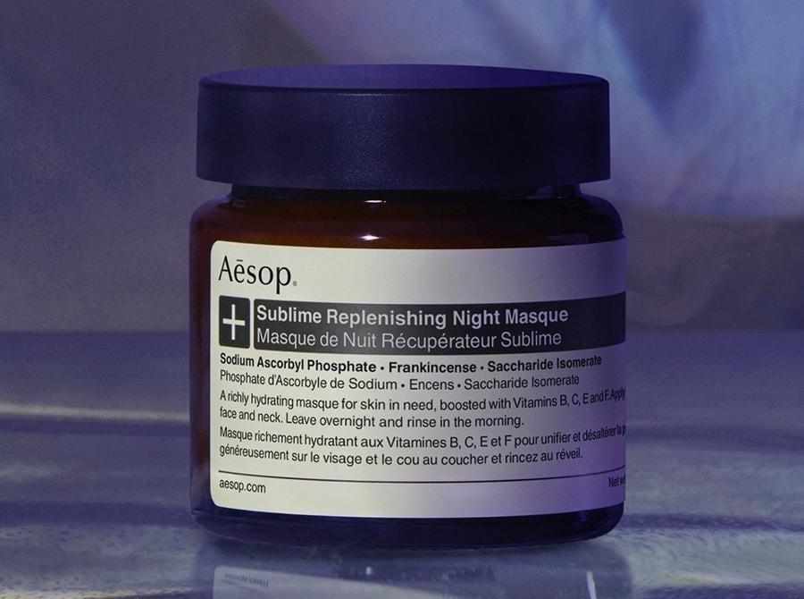 Aesop-Sublime-Replenishing-Night-Masque. Un'ancora di salvezza notturna con Vitamine B, C, E e F. Offre idratazione immediata e prolungata, per equilibrare la pelle stressata dal sole e uniformarne l'aspetto