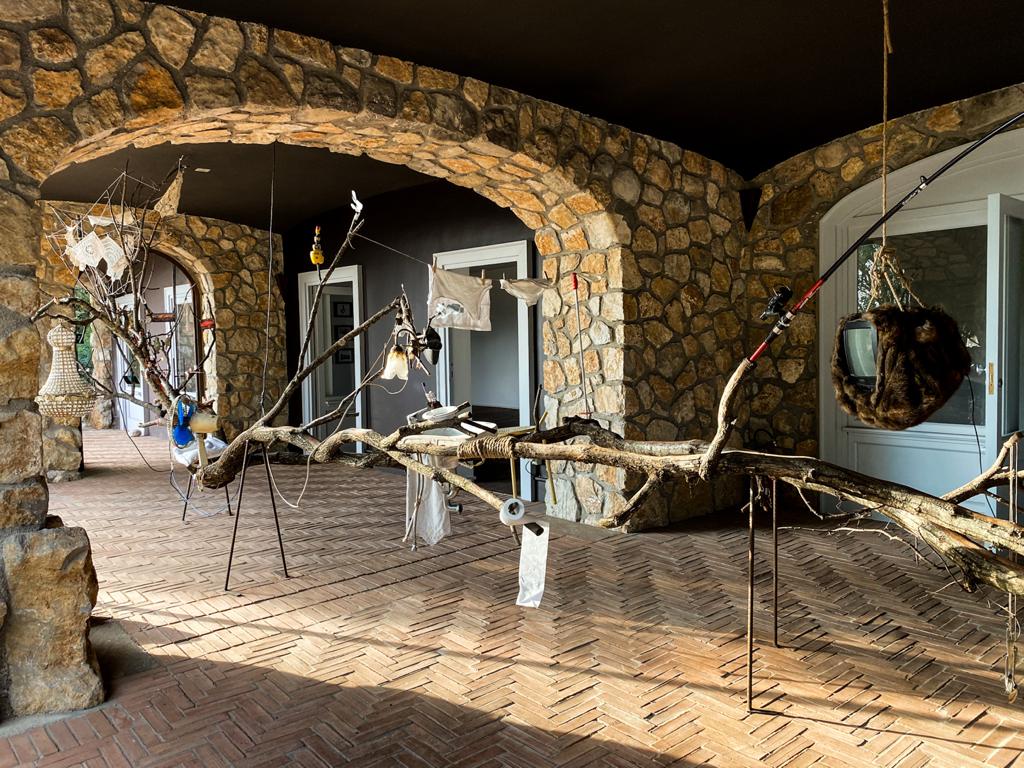 L'opera di Eugenio Tibaldi all'interno dello spazio espositivo di Aquapetra Resort & Spa, un progetto in collaborazione con Galleria Umberto di Marino e Collezione Agovino, inaugurato il 30 settembre