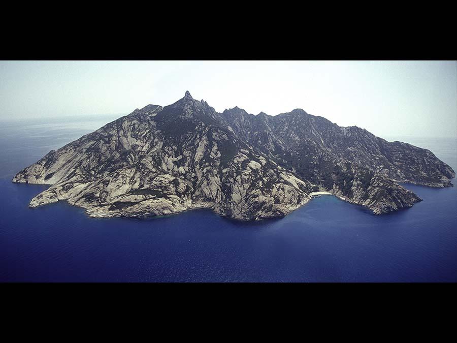 Una vista aerea dell'isola di Montecristo, oggi visitabile da un limitato numero di persone all'anno e seguendo le regole stringenti del Parco nazionale dell'arcipelago toscano, www.islepark.it (Credit RobertoRidi/VisitElba.info)