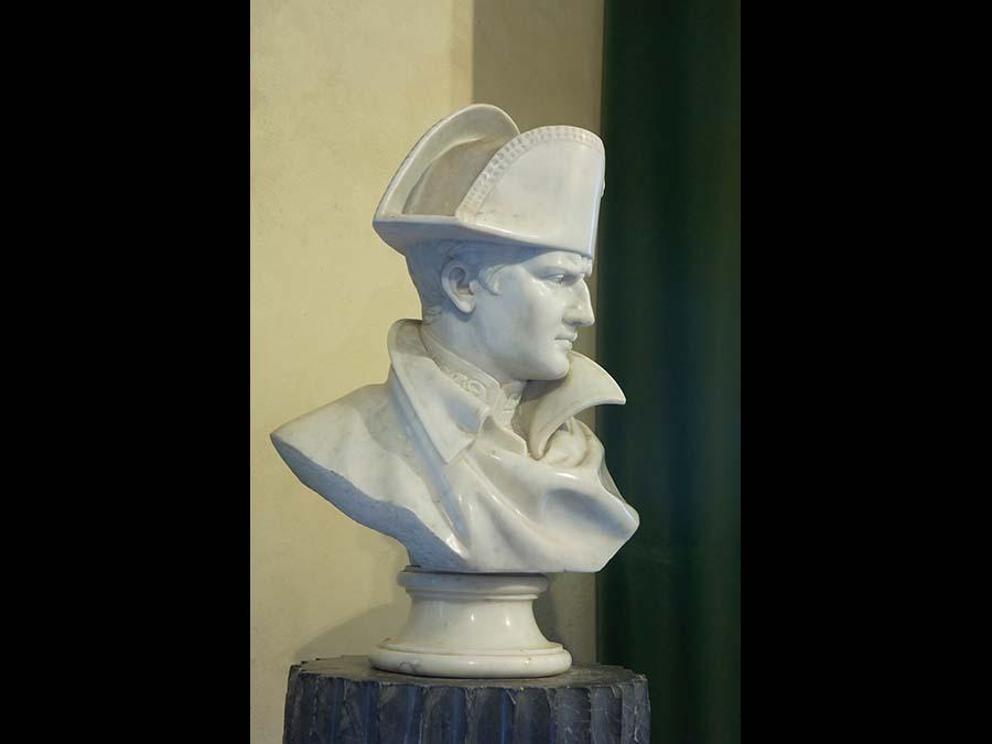 Isola d’Elba: Il busto napoleonico presso la villa dei Mulini, residenza dell'imperatore a Portoferraio (Credit RobertoRidi/VisitElba.info)