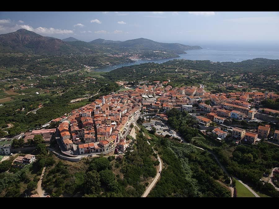 Isola d’Elba: Vista dall’alto del Comune di Capoliveri (Credit RobertoRidi/VisitElba.info)