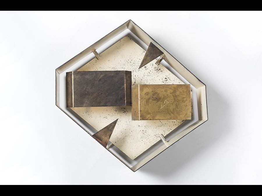 NILUFAR PONTI - Lampada da parete mod. 12661 di Gio Ponti Italia, 1957 - Produzione Arredoluce - Ottone, metallo - 31.5 x 37 x 11 cm - Courtesy Nilufar Gallery