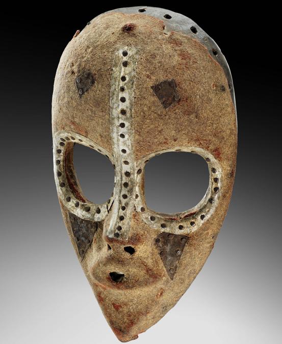 La maschera Dan venduta prima ancora dell'apertura - Didier-Claes - Bruxelles. Negli spazi della galleria Xavier Eeckhout, che pure ha partecipato all'iniziativa, si presenta la mostra: “Afrique”. Il pezzo più rappresentativo è una maschera Dan, che è stata venduta prima ancora dell'apertura. Il prezzo delle altre opere oscilla tra i 10.000 e i 150.000 euro.