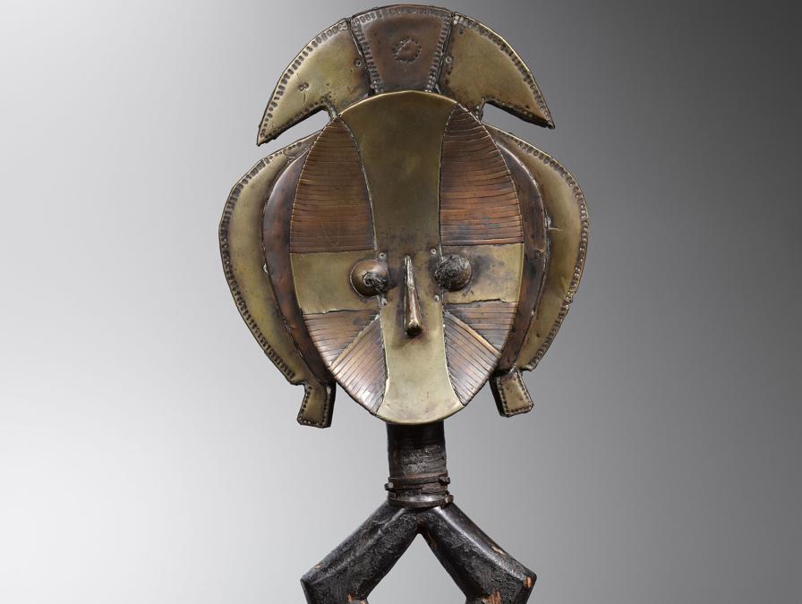 Kota Mbulu Ngulu (150.000 -180.000 euro) - Dulon - Parigi - La galleria presenta la mostra: “Bois sacrés d'Afrique et d'Amériques”, che propone un viaggio iniziatico nel cuore dei rituali magici e sciamanistici dell'Africa e delle Americhe. Nel complesso si presentano una trentina di opere in legno, scelte nel corso del tempo per la “loro sensibilità estetica e per la loro bellezza formale”. Tra queste emergono un feticcio Nkisi del Congo valutato 130.000 euro e un reliquiario Kota Mbulu Ngulu del Gabon messo in vendita a 150.000 -180.000 euro.
