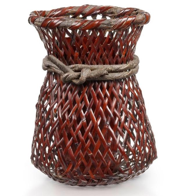 Cesto di Izuka Rōkansai (50.000 - 70.000 euro) - Mingei - Parigi - La galleria, specializzata nell'arte giapponese, ha organizzato la mostra: “Iizuka, maîtres du bambou au Japon -Hōsai II – Rōkansai - Shōkansai”, che presenta le opere, in genere decorazioni floreali in vimini di bambù, realizzate da diversi artisti giapponesi. L'opera più importante è un cesto per l'ikebana realizzato da Izuka Rōkansai (1890-1958) del valore di 50.000 - 70.000 euro. Il ventaglio dei prezzi va dai 2.700 ai 70.000 euro