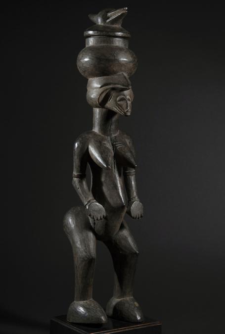 Figura Senufo (70.000 - 120.000 euro) - Flak - Parigi - La galleria presenta la mostra: “Icônes. Arts anciens d'Afrique, d'Océanie et d'Amérique du Nord”.Nell'esposizione si “mettono in evidenza delle opere che sono espressione della genialità umana attraverso gli archetipi di maschere e figure rituali”. Tra le opere più importanti si possono segnalare la figura di un'antenata Senufo (70.000 - 120.000 euro), un pendente Hei Tiki Maori (50.000 - 80.000 euro) e una testa Inuit del I secolo d.C. del valore di oltre 100.000 euro. Nel complesso il prezzo delle opere messe in vendita oscilla tra i 1.500 e i 200.000 euro.