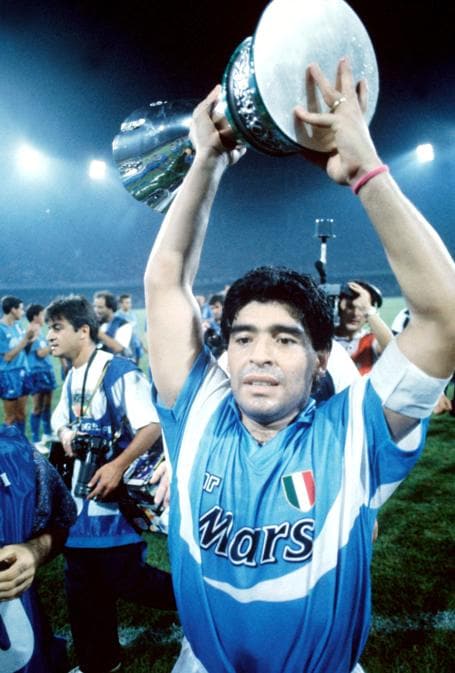 Supercoppa italiana - 1990. Diego Armando Maradona solleva il trofeo (Brodi/Ipp)