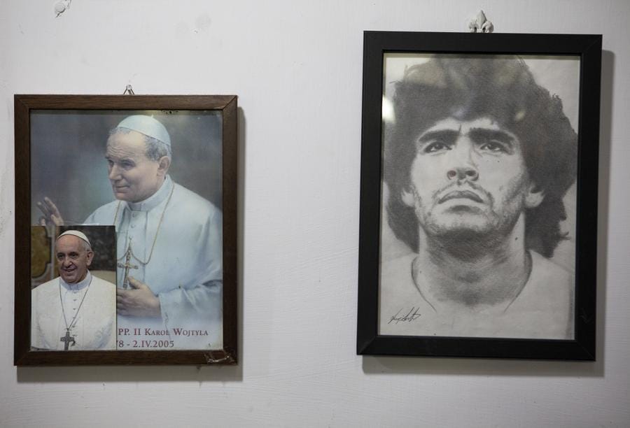 Un ritratto a matita di Diego Armando Maradona a fianco di due stampe di papa Giovanni Paolo II e papa Francesco all’interno del Bar Nilo. Napoli, agosto 2020. © Paolo Vezzoli