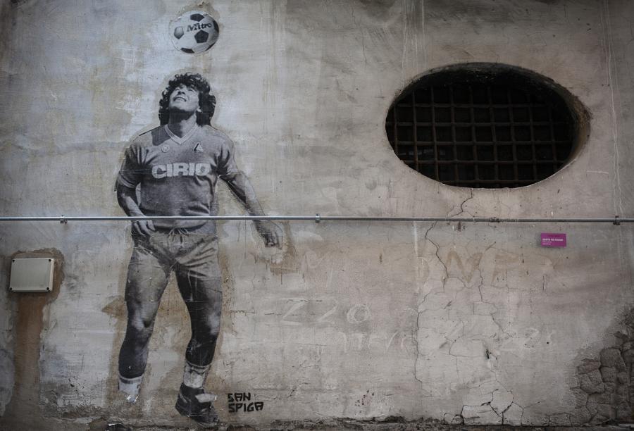 Uno dei molti esempi di street art ispirata a vecchi scatti in bianco e nero realizzate dall’artista San Spiga nei vicoli dei Quartieri Spagnoli. Napoli, agosto 2020. © Paolo Vezzoli