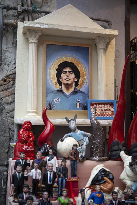 Un’edicola votiva dedicata al Pibe de Oro e al Napoli campione d’Italia in via San Gregorio Armeno. Napoli, agosto 2020. © Paolo Vezzoli