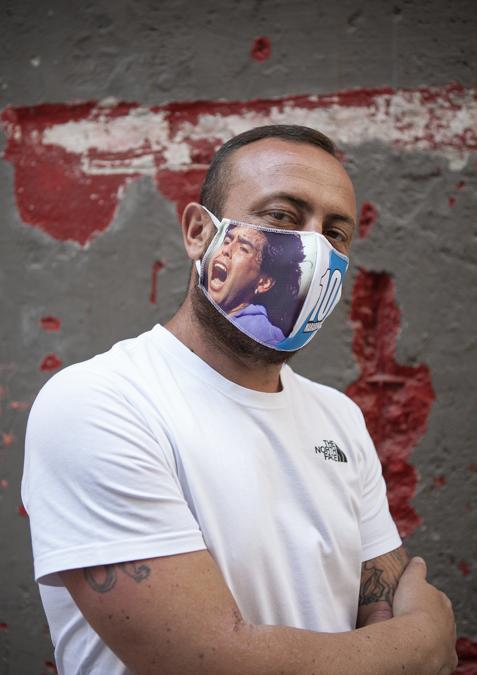 Aldo, venditore ambulante e artigiano, indossa orgoglioso la sua nuova mascherina con il numero 10 e l’effigie del campione argentino, capitano eterno. Napoli, agosto 2020. © Paolo Vezzoli