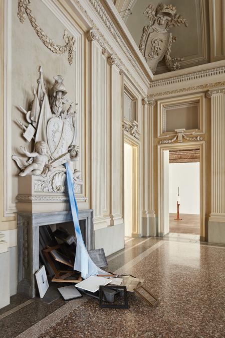 La sala include due opere. L'installazione Vertigo propone un mosaico di opere prodotte dagli anni novanta al presente, accomunate dal concetto di “accadimento”. Si tratta di opere che evocano cieli e luoghi sia pittorici sia ideali, la cui successione definisce uno spazio e un tempo densi di visioni. Omega (1948-2018), 2020 è un'opera installativa, rara occasione in cui l'artista include dettagli riferibili alla propria storia biografica. Courtesy Castello di Rivoli
