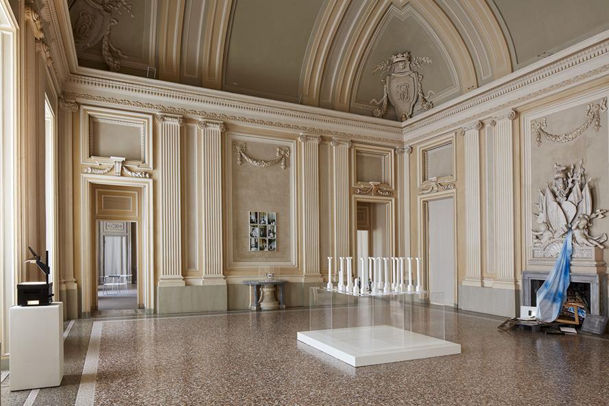 La sala include due opere. L'installazione Vertigo propone un mosaico di opere prodotte dagli anni novanta al presente, accomunate dal concetto di “accadimento”. Si tratta di opere che evocano cieli e luoghi sia pittorici sia ideali, la cui successione definisce uno spazio e un tempo densi di visioni. Omega (1948-2018), 2020 è un'opera installativa, rara occasione in cui l'artista include dettagli riferibili alla propria storia biografica. Courtesy Castello di Rivoli