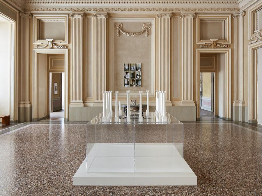 La sala include due opere. L'installazione Vertigo propone un mosaico di opere prodotte dagli anni novanta al presente, accomunate dal concetto di “accadimento”. Si tratta di opere che evocano cieli e luoghi sia pittorici sia ideali, la cui successione definisce uno spazio e un tempo densi di visioni. Omega (1948-2018), 2020 è un'opera installativa, rara occasione in cui l'artista include dettagli riferibili alla propria storia biografica. Courtesy Castello di Rivoli