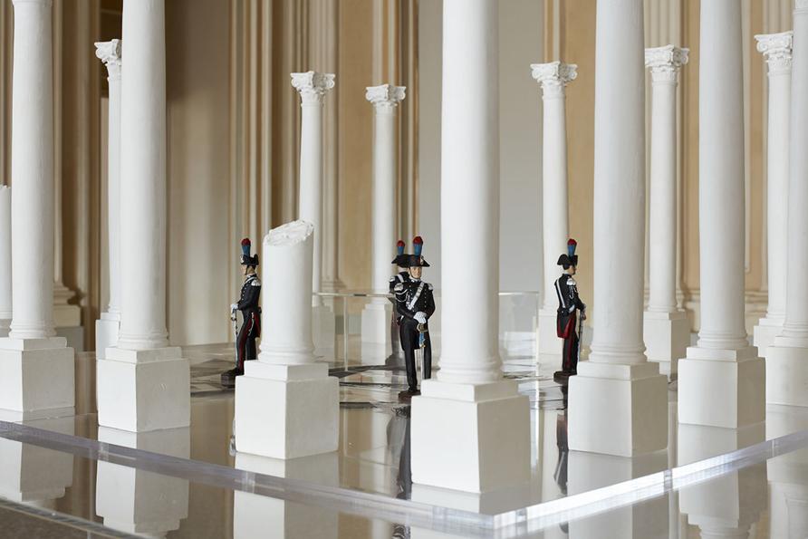 La sala include due opere. L'installazione Vertigo propone un mosaico di opere prodotte dagli anni novanta al presente, accomunate dal concetto di “accadimento”. Si tratta di opere che evocano cieli e luoghi sia pittorici sia ideali, la cui successione definisce uno spazio e un tempo densi di visioni. Omega (1948-2018), 2020 è un'opera installativa, rara occasione in cui l'artista include dettagli riferibili alla propria storia biografica. Courtesy Castello di Rivoli