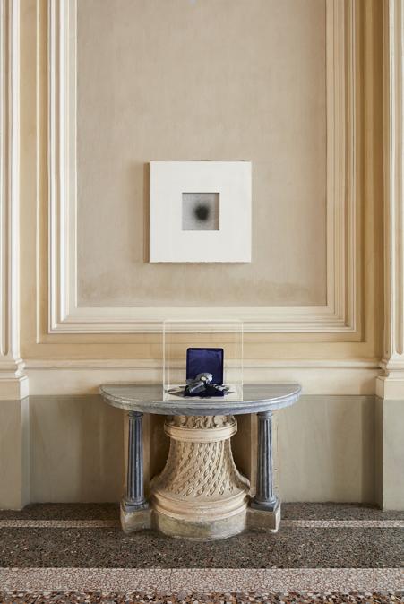 La sala include due opere. L'installazione Vertigo propone un mosaico di opere prodotte dagli anni novanta al presente, accomunate dal concetto di “accadimento”. Si tratta di opere che evocano cieli e luoghi sia pittorici sia ideali, la cui successione definisce uno spazio e un tempo densi di visioni. Omega (1948-2018), 2020 è un'opera installativa, rara occasione in cui l'artista include dettagli riferibili alla propria storia biografica. Courtesy Castello di Rivoli
