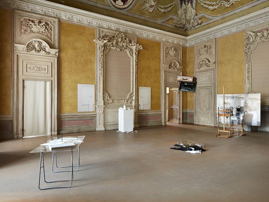 La sala è intitolata “Fine” senza fine. Qui Paolini presenta lavori che sembrano attratti da un inevitabile destino, capaci però di mantenere la tensione verso l'idea di un divenire continuo che, secondo l'artista, è propria dell'intera storia dell'arte. Tra le nuove opere, Il modello in persona, 2020, apre un ponte ideale tra il luogo espositivo, pubblico, e lo spazio, invece privato, dello studio dell'artista. Courtesy Castello di Rivoli