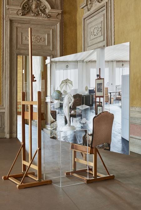 La sala è intitolata “Fine” senza fine. Qui Paolini presenta lavori che sembrano attratti da un inevitabile destino, capaci però di mantenere la tensione verso l'idea di un divenire continuo che, secondo l'artista, è propria dell'intera storia dell'arte. Tra le nuove opere, Il modello in persona, 2020, apre un ponte ideale tra il luogo espositivo, pubblico, e lo spazio, invece privato, dello studio dell'artista. Courtesy Castello di Rivoli
