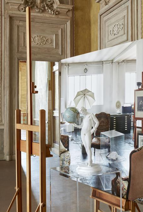 La sala è intitolata “Fine” senza fine. Qui Paolini presenta lavori che sembrano attratti da un inevitabile destino, capaci però di mantenere la tensione verso l'idea di un divenire continuo che, secondo l'artista, è propria dell'intera storia dell'arte. Tra le nuove opere, Il modello in persona, 2020, apre un ponte ideale tra il luogo espositivo, pubblico, e lo spazio, invece privato, dello studio dell'artista. Courtesy Castello di Rivoli