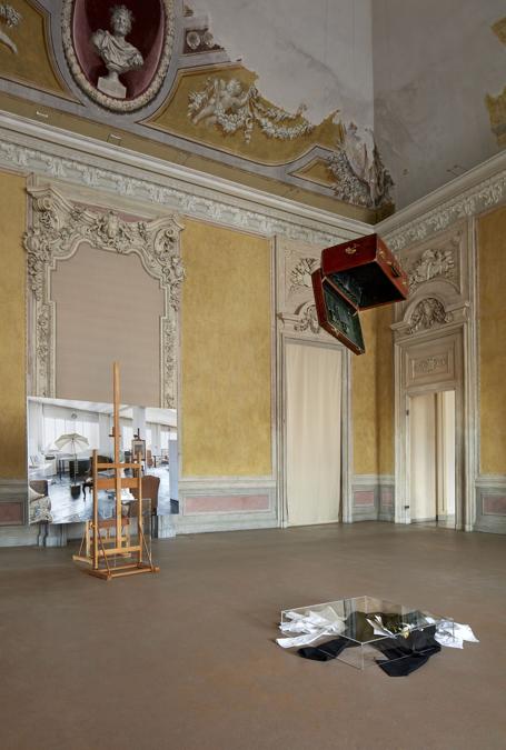 La sala è intitolata “Fine” senza fine. Qui Paolini presenta lavori che sembrano attratti da un inevitabile destino, capaci però di mantenere la tensione verso l'idea di un divenire continuo che, secondo l'artista, è propria dell'intera storia dell'arte. Tra le nuove opere, Il modello in persona, 2020, apre un ponte ideale tra il luogo espositivo, pubblico, e lo spazio, invece privato, dello studio dell'artista. Courtesy Castello di Rivoli