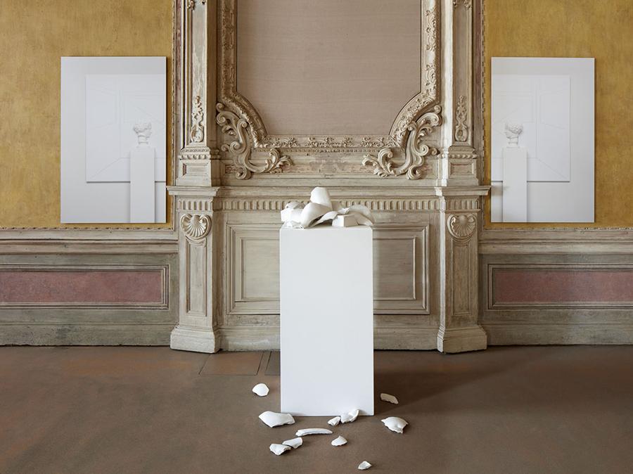 La sala è intitolata “Fine” senza fine. Qui Paolini presenta lavori che sembrano attratti da un inevitabile destino, capaci però di mantenere la tensione verso l'idea di un divenire continuo che, secondo l'artista, è propria dell'intera storia dell'arte. Tra le nuove opere, Il modello in persona, 2020, apre un ponte ideale tra il luogo espositivo, pubblico, e lo spazio, invece privato, dello studio dell'artista. Courtesy Castello di Rivoli