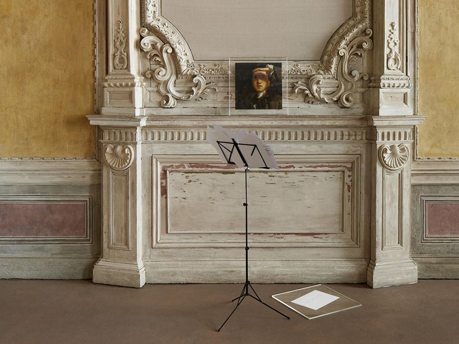 La sala è intitolata “Fine” senza fine. Qui Paolini presenta lavori che sembrano attratti da un inevitabile destino, capaci però di mantenere la tensione verso l'idea di un divenire continuo che, secondo l'artista, è propria dell'intera storia dell'arte. Tra le nuove opere, Il modello in persona, 2020, apre un ponte ideale tra il luogo espositivo, pubblico, e lo spazio, invece privato, dello studio dell'artista. Courtesy Castello di Rivoli