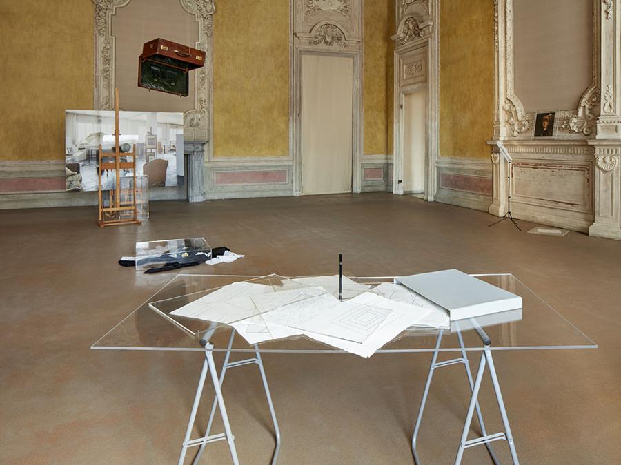 La sala è intitolata “Fine” senza fine. Qui Paolini presenta lavori che sembrano attratti da un inevitabile destino, capaci però di mantenere la tensione verso l'idea di un divenire continuo che, secondo l'artista, è propria dell'intera storia dell'arte. Tra le nuove opere, Il modello in persona, 2020, apre un ponte ideale tra il luogo espositivo, pubblico, e lo spazio, invece privato, dello studio dell'artista. Courtesy Castello di Rivoli