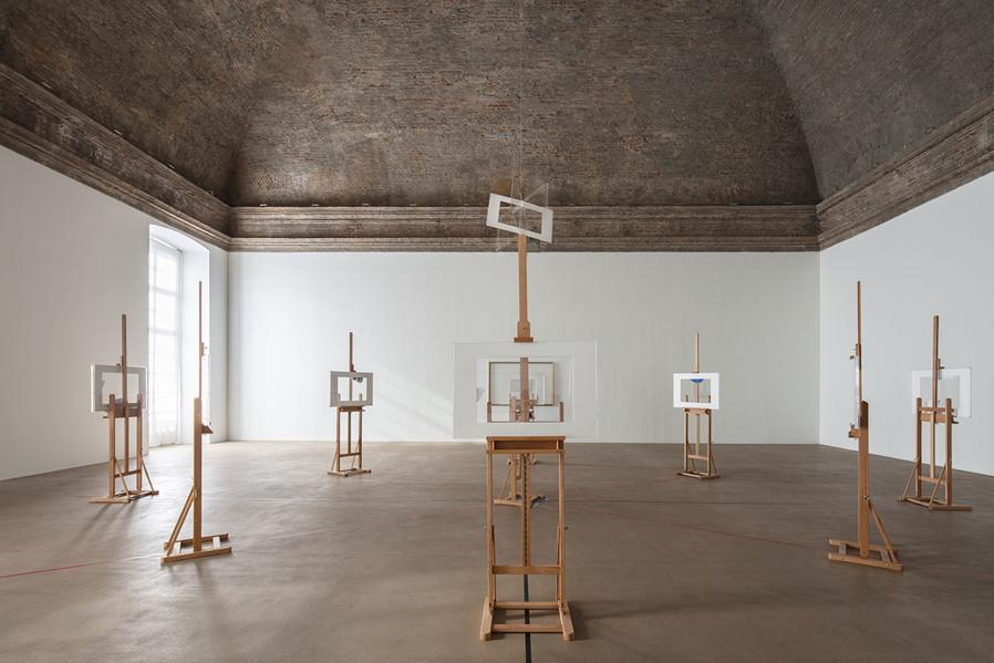 Le Chef-d'oeuvre inconnu, 2020 - L'opera è ispirata a Disegno geometrico, 1960. L'intero ambiente espositivo è una versione tridimensionale, amplificata e percorribile della stessa opera e delle infinite possibilità a cui essa rimanda. Courtesy Castello di Rivoli