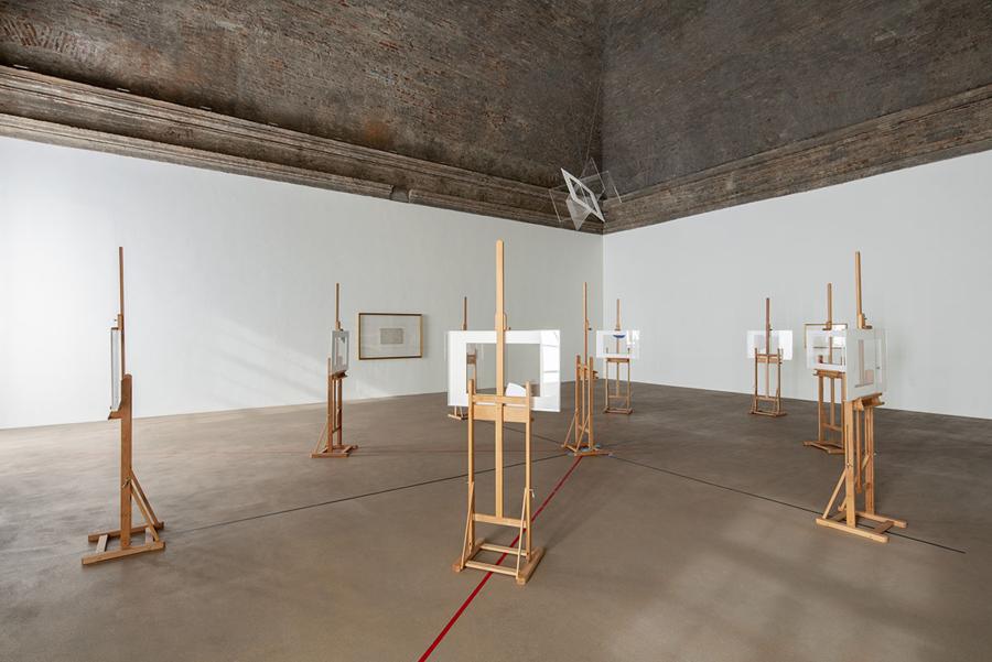 Le Chef-d'oeuvre inconnu, 2020 - L'opera è ispirata a Disegno geometrico, 1960. L'intero ambiente espositivo è una versione tridimensionale, amplificata e percorribile della stessa opera e delle infinite possibilità a cui essa rimanda. Courtesy Castello di Rivoli