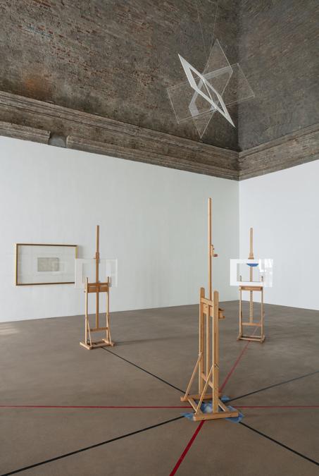 Le Chef-d'oeuvre inconnu, 2020 - L'opera è ispirata a Disegno geometrico, 1960. L'intero ambiente espositivo è una versione tridimensionale, amplificata e percorribile della stessa opera e delle infinite possibilità a cui essa rimanda. Courtesy Castello di Rivoli