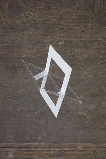 Le Chef-d'oeuvre inconnu, 2020 - L'opera è ispirata a Disegno geometrico, 1960. L'intero ambiente espositivo è una versione tridimensionale, amplificata e percorribile della stessa opera e delle infinite possibilità a cui essa rimanda. Courtesy Castello di Rivoli