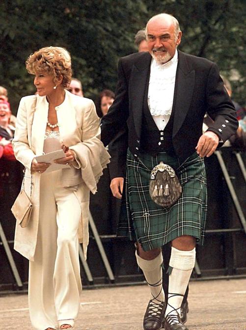 01 luglio 1999 Sir Sean Connery con sua moglie Micheline Roquebrune arriva all’apertura del Parlamento scozzese ANSA/RUI VIEIRA/POOL