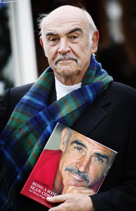 Agostot 25, 2008 Sean Connery promuove il suo nuovo libro, intitolato 'Essere uno scozzese' alla fiera internazionale del libro , nei giardini di Charlotte Square a Edimburgo. (Photo by ED JONES / AFP)