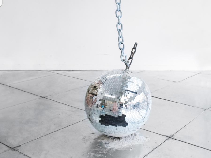 Nelson Pernisco, Crystal Meth, Sfera a Specchi da discoteca, Catena e Motore, edizione di 5. 40x40x320 cm, 2017. In vendita alla galleria White Noise per 3.000 euro. La giovane galleria romana prende parte alla sezione New Entries in mostra a Palazzo Madama
