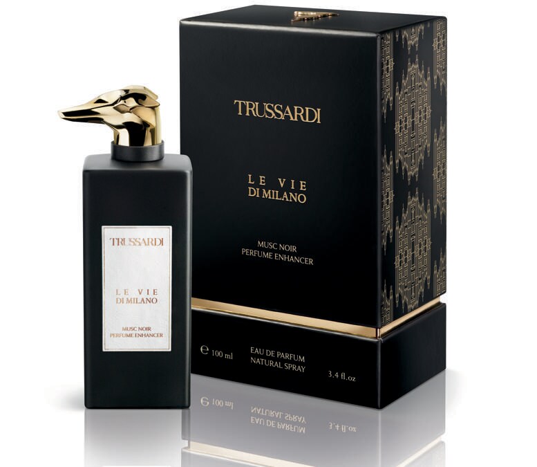 Trussardi. Musc Noir Perfume Enhancer  è a doppio uso: esalta le altre cinque fragranze  della collezione Le Vie di Milano, ma vive anche da sé