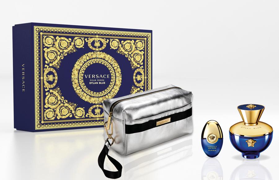  Versace. Cofanetto di Natale 2020 del profumo Dylan Blue. Il colore del flacone e del packaging è quello intenso  del Mar Mediterraneo: profondo  e misterioso. I dettagli in oro e la Medusa rappresentano il legame tra passato e presente