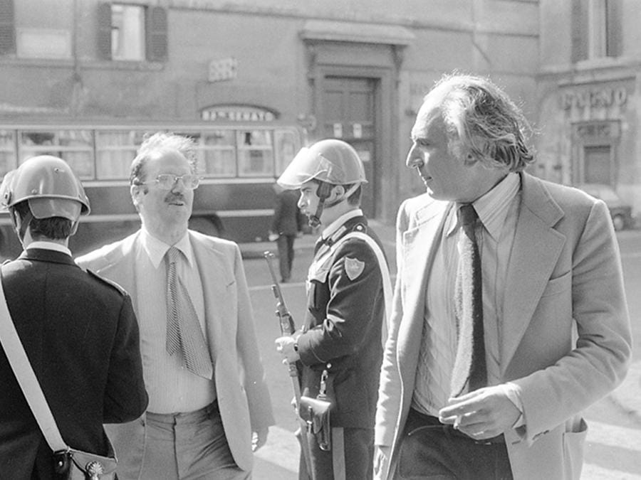 L' onorevole Marco Pannella del Partito Radicale (D), durante la manifestazione non autorizzata e non violenta indetta dal partito per la raccolta di firme sugli " 8 Referendum contro il regime" e per ricordare la vittoria sul divorzio, Roma 12 maggio 1977. ANSA