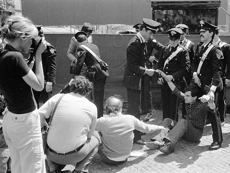 Agenti di pubblica sicureza portano via a forza un attivista del Partito Radicale durante la manifestazione non autorizzata e non violenta, indetta dal partito per la raccolta di firme sugli " 8 Referendum contro il regime" e per ricordare la vittoria del divorzio, Roma 12 maggio 1977. ANSA