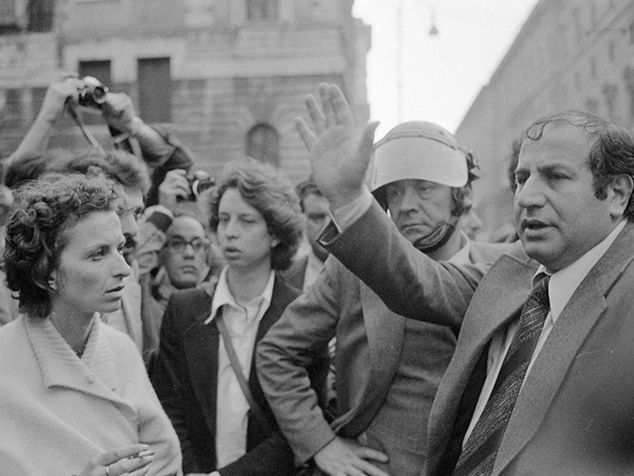 L' onorevole Emma Bonino del Partito Radicale (S) con il questore Umberto Improta (D), durante la manifestazione non autorizzata e non violenta indetta dal partito per la raccolta di firme sugli " 8 Referendum contro il regime" e per ricordare la vittoria del divorzio, Roma 12 maggio 1977. ANSA