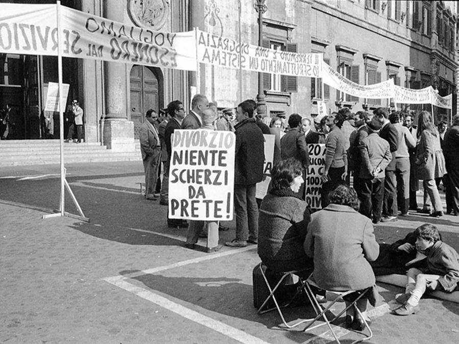 I terremotati della Valle del Belice durante una manifestazione a Piazza Montecitorio per il diritto alla casa e al lavoro, Roma 11 novembre 1970. Durante la protesta anche cartelli a favore del divorzio. ANSA