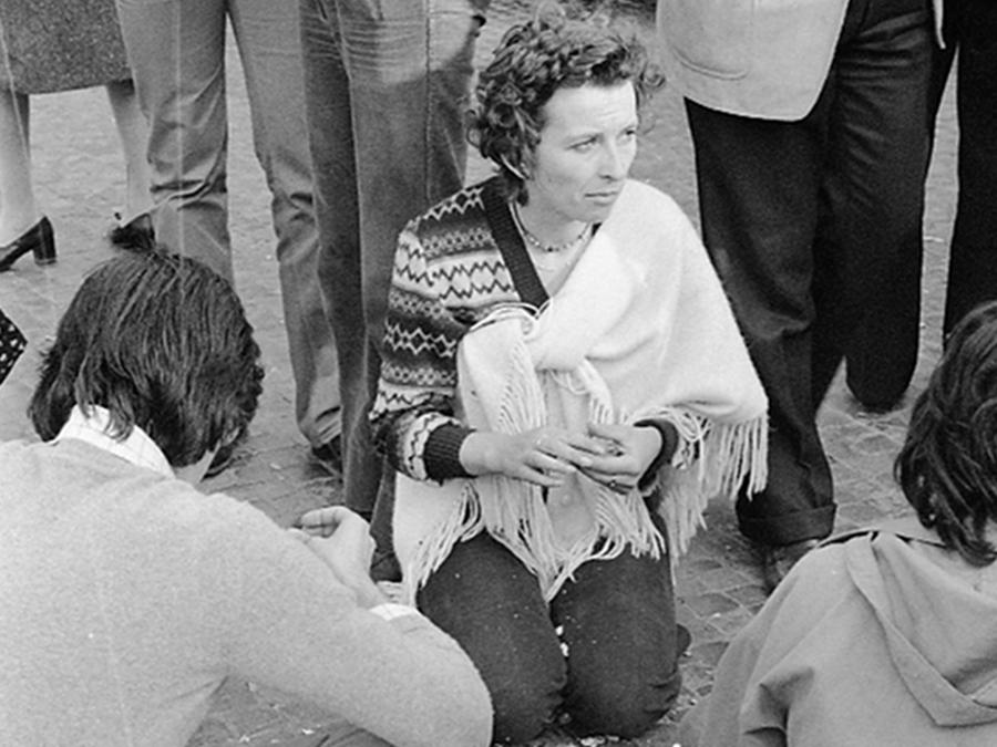 L'onorevole Emma Bonino (C) del Partito Radicale durante la manifestazione non autorizzata e non violenta indetta dal partito per la raccolta di firme sugli " 8 Referendum contro il regime" e per ricordare la vittoria sul divorzio, Roma 12 maggio 1977. ANSA