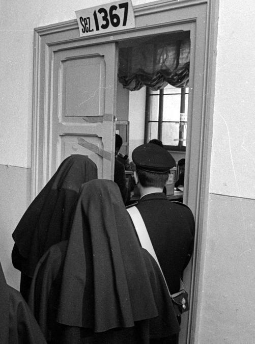 Alcune suore entrano nel seggio per votare il referendum sul divorzio . ARCHIVIO ANSA/DEF