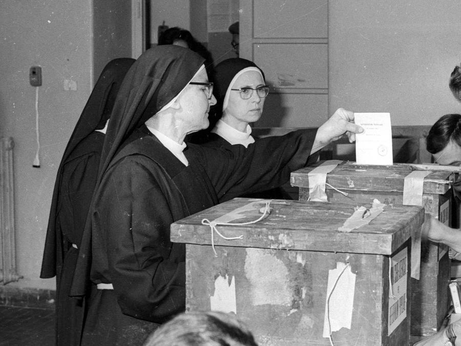 Una foto del voto del giorno 12 maggio 1974. ARCHIVIO ANSA/DEF